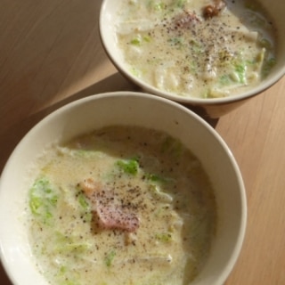 白菜とベーコンの豆乳オリーブ味噌スープ